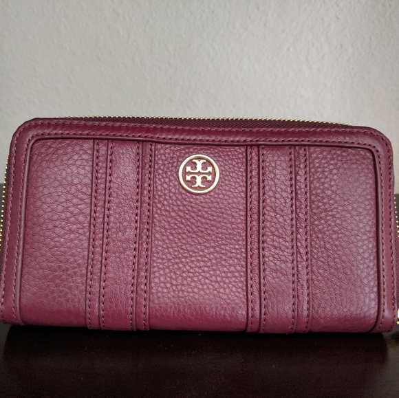 NWT TORY BURCH LANDON CONTINENTAL WALLET BERRY - Picture 1 of 5